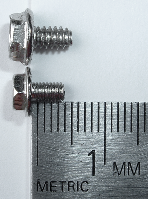 Die een skroef se draad is 0,5 en die ander een 0,6 millimeter lank.